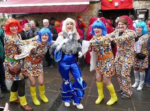 La gran Raffaella Carrà volvió de otro mundo con sus gogós para animar el carnaval piñata de Altsasu.