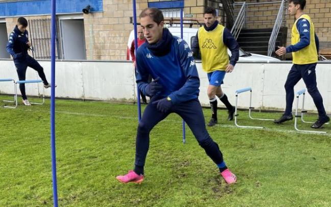 Asier Etxaburu realiza ejercicios junto al resto de sus compañeros.