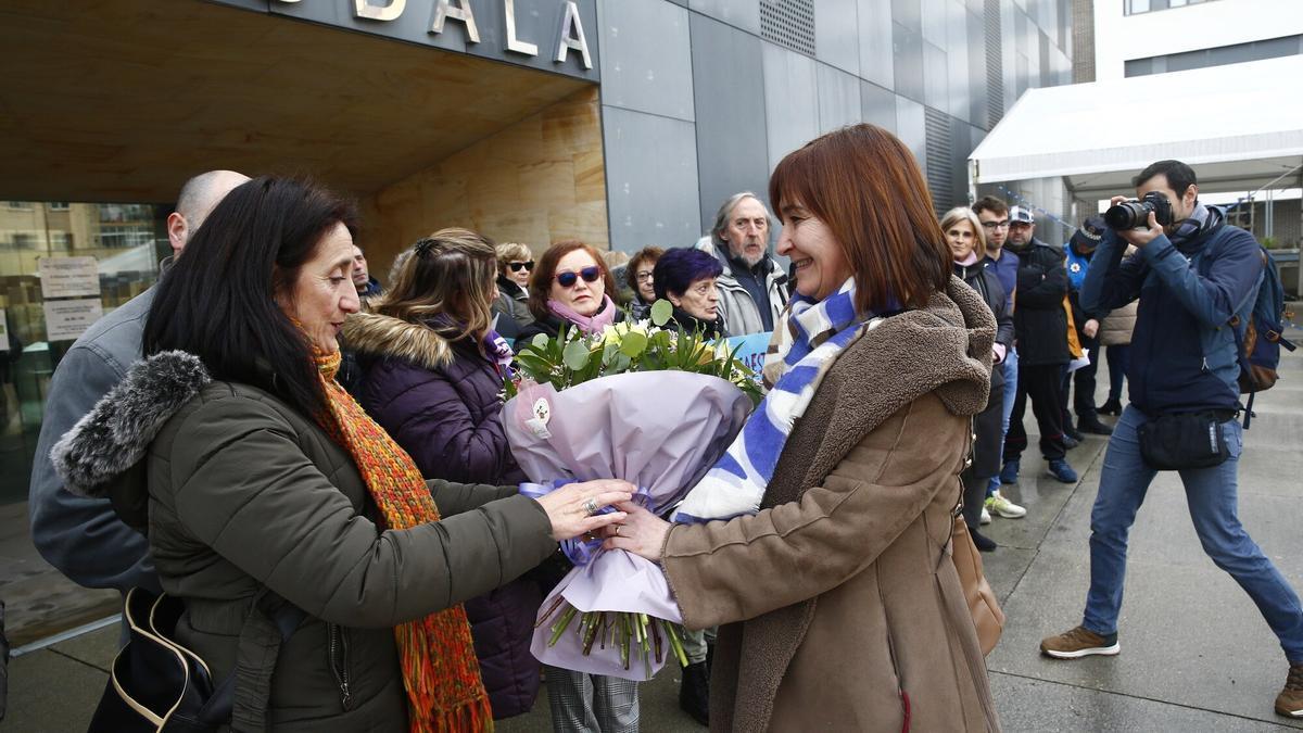 Gesto cariñoso y entrega de un ramo de flores de la alcaldesa, Ana Góngora, a Rosa, hermana de Blanca Esther.