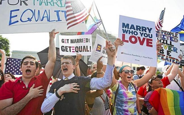 Un grupo de manifestantes defienden el matrimonio homosexual. | FOTO: EFE Un grupo de manifestantes defienden el matrimonio homosexual. | FOTO: EFE