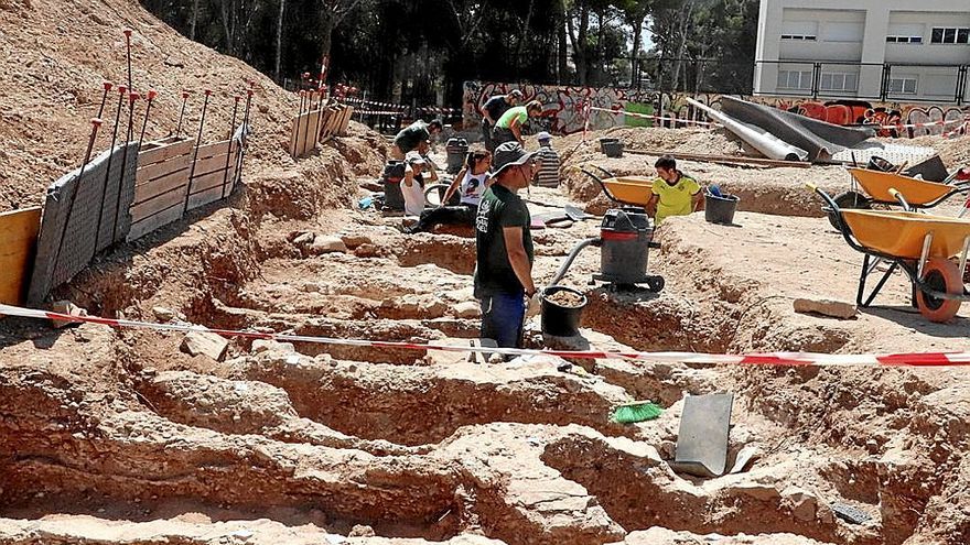 Varios arqueólogos trabajando en la necrópolis en 2019. | FOTO: M. ARILLA