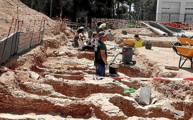 Varios arque&oacute;logos trabajando en la necr&oacute;polis en 2019. | FOTO: M. ARILLA