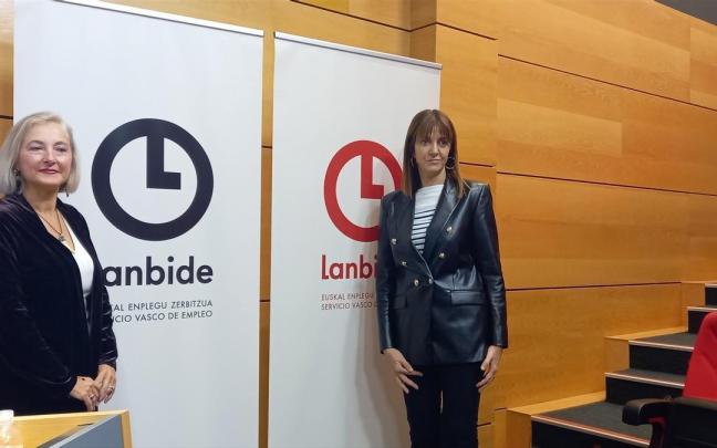 La vicelehendakari segunda y consejera de Trabajo y Empleo, Idoia Mendia, y la directora general de Lanbide, Gloria Múgica, en la presentación del nuevo logotipo de Lanbide.