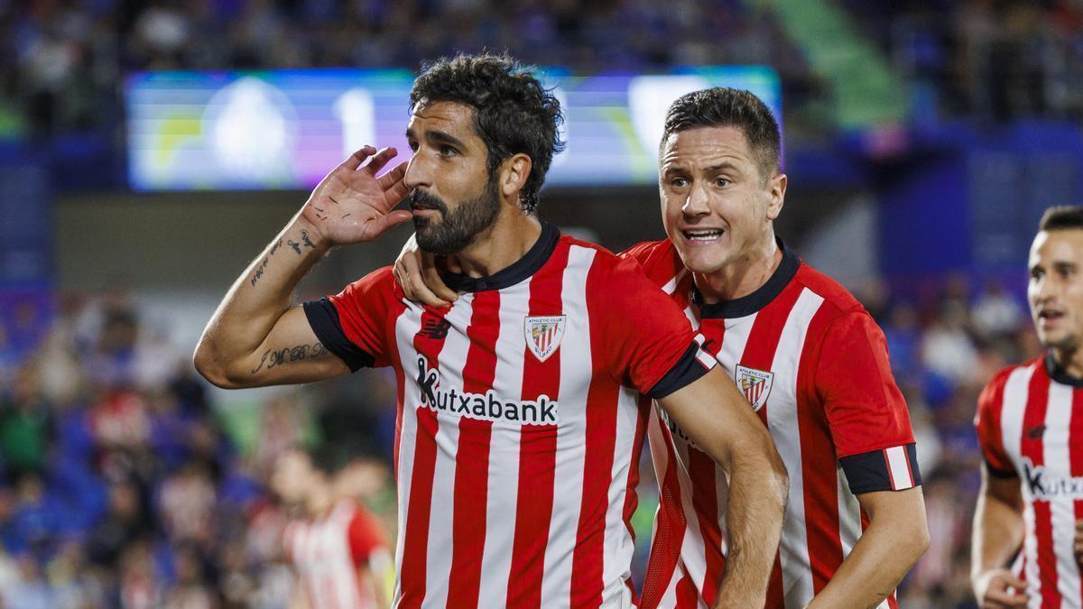 El navarro Raúl García celebra su gol.