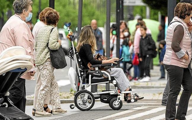Lerro hauekin batera dagoen irudian, informazio honekin zerikusirik ez duen herritar batzuen irudia. | ARGAZKIA: JORGE MUÑOZ