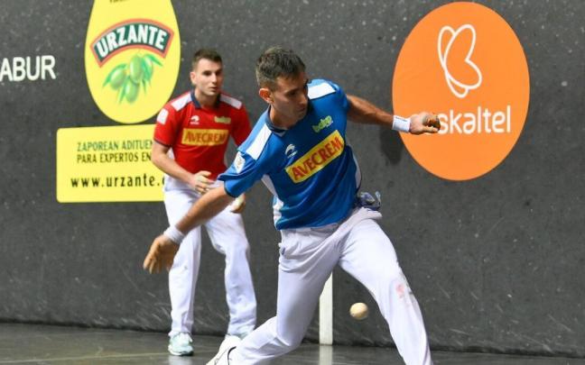 Mikel Urrutikoetxea golpea con la derecha. Mikel Urrutikoetxea golpea con la derecha.