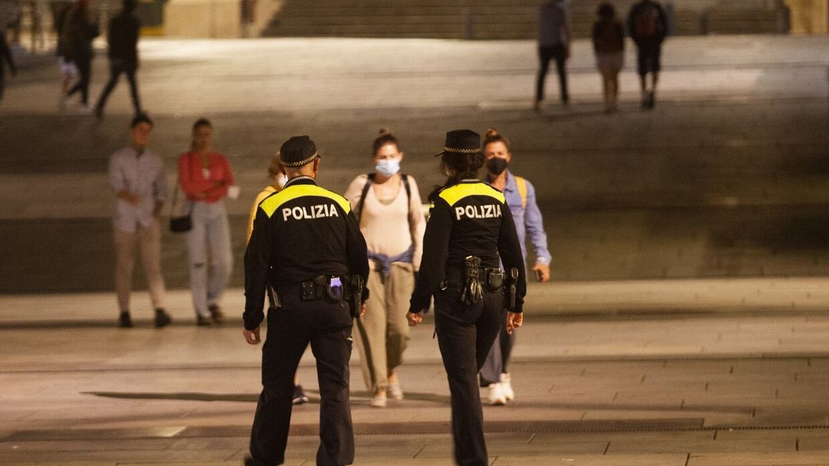 Agentes de la Polic&iacute;a Local patrullan por las calles de Vitoria.