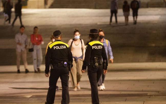 Agentes de la Polic&iacute;a Local patrullan por las calles de Vitoria.
