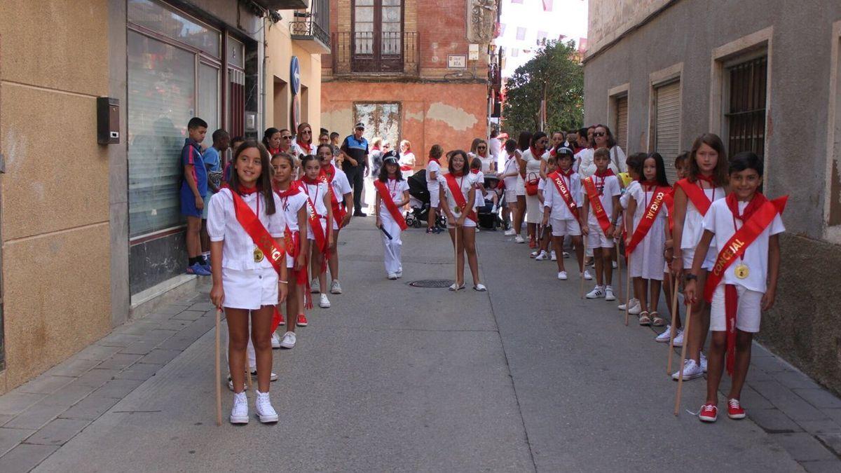 La corporación infantil posa tras su toma de posesión