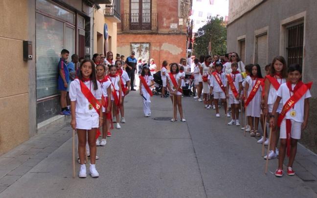 La corporación infantil posa tras su toma de posesión La corporación infantil posa tras su toma de posesión