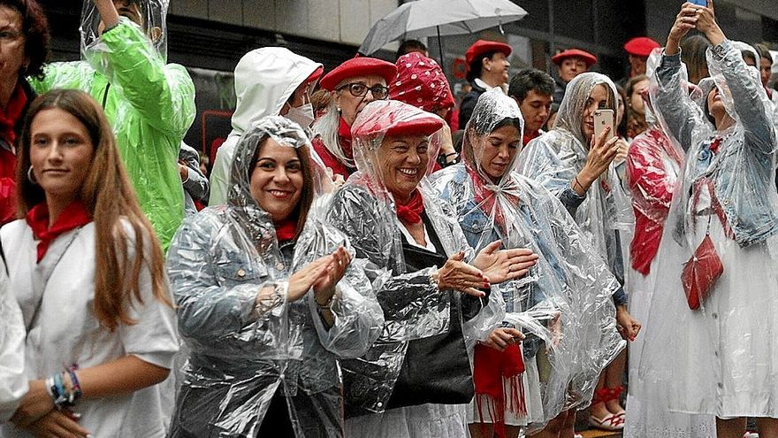Irundarras disfrutando el d&iacute;a 30 de junio en la calle San Marcial, a pesar de la lluvia.