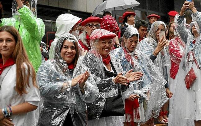 Irundarras disfrutando el d&iacute;a 30 de junio en la calle San Marcial, a pesar de la lluvia.