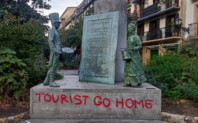 Pintada aparecida en el monumento a Sarriegi