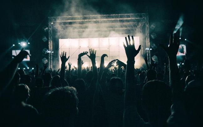 Un grupo de personas baila durante un concierto