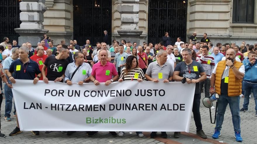 Trabajadores de Bizkaibus se concentran ante Diputación por un convenio justo