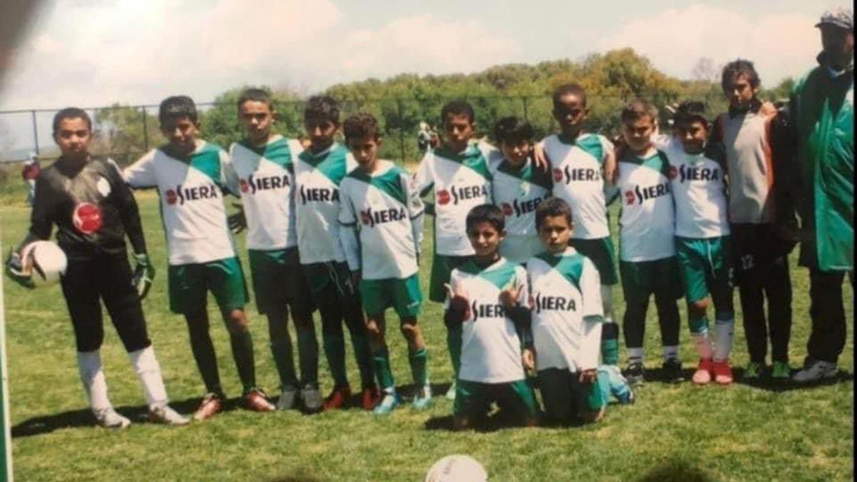 Aymane Jelbat, hoy en día jugador del Barakaldo, posa en la imagen (quinto arriba a la izquierda) junto a Azzedine Ounahi (a su derecha), este último presente con la selección de Marruecos en el Mundial de Catar y con el que le une un