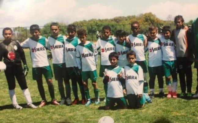 Aymane Jelbat, hoy en d&iacute;a jugador del Barakaldo, posa en la imagen (quinto arriba a la izquierda) junto a Azzedine Ounahi (a su derecha), este &uacute;ltimo presente con la selecci&oacute;n de Marruecos en el Mundial de Catar y con el que le une un