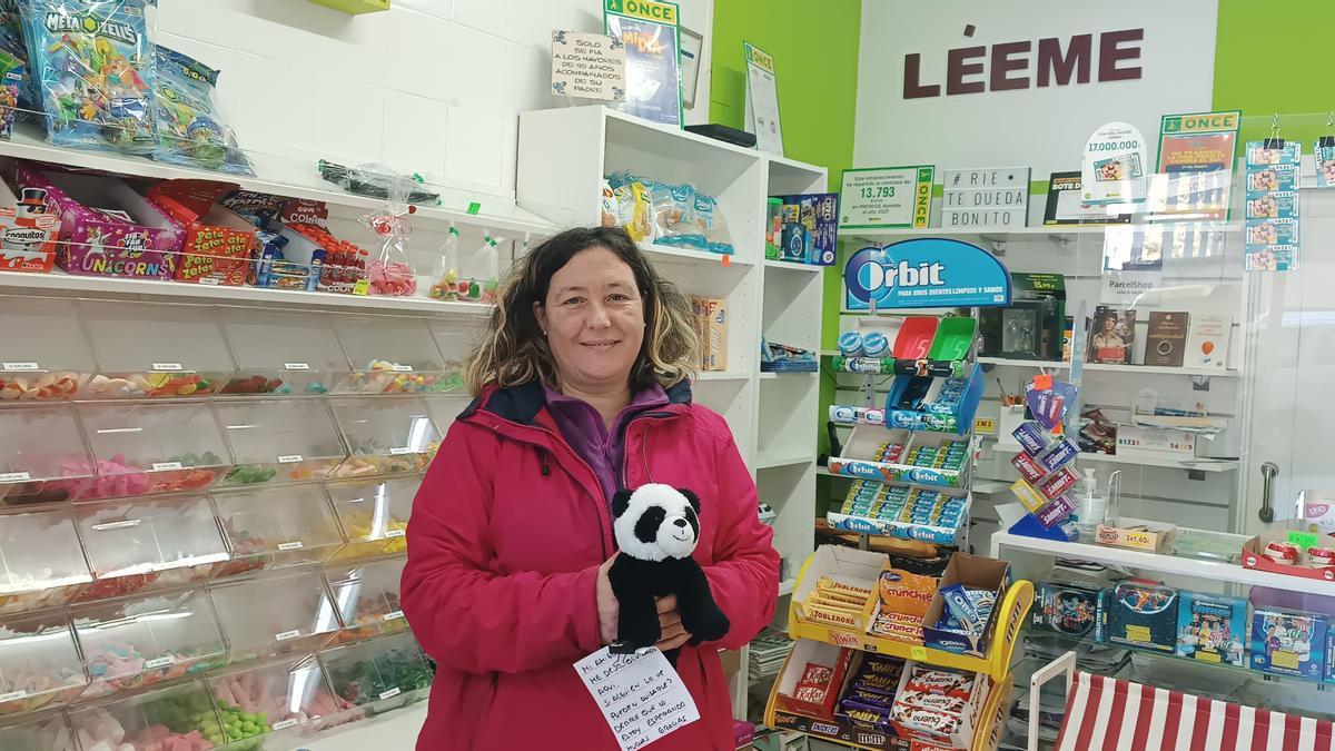 Ainhoa Sánchez posa junto al osito de peluche en el interior de su establecimiento.