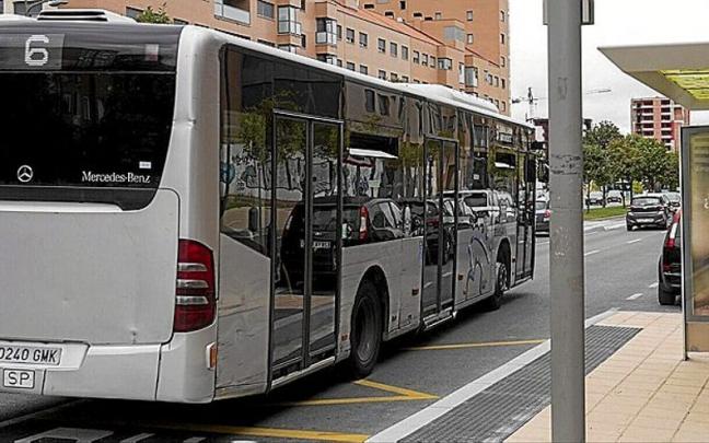 La parada de Tuvisa de la Avenida Zabalgana 38 ya tiene su marquesina La parada de Tuvisa de la Avenida Zabalgana 38 ya tiene su marquesina