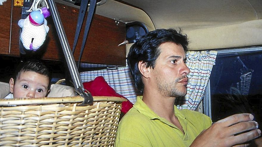 Su hijo estuvo viajando durante más de dos años en una cuna amarrada al techo del todoterreno familiar.