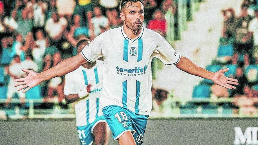 Enric Gallego celebra un gol con el Tenerife en la presente temporada.