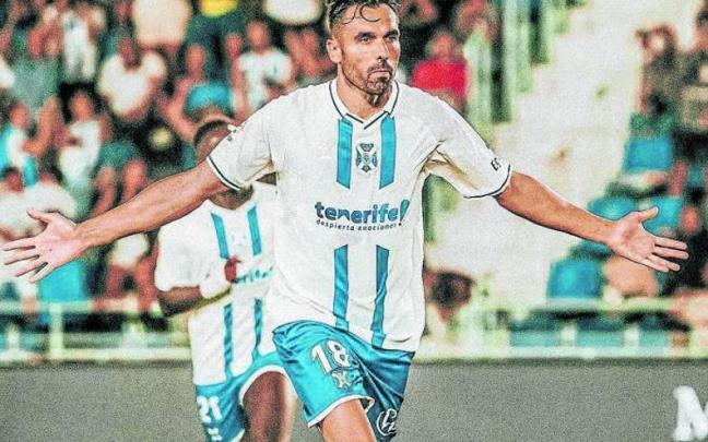 Enric Gallego celebra un gol con el Tenerife en la presente temporada.