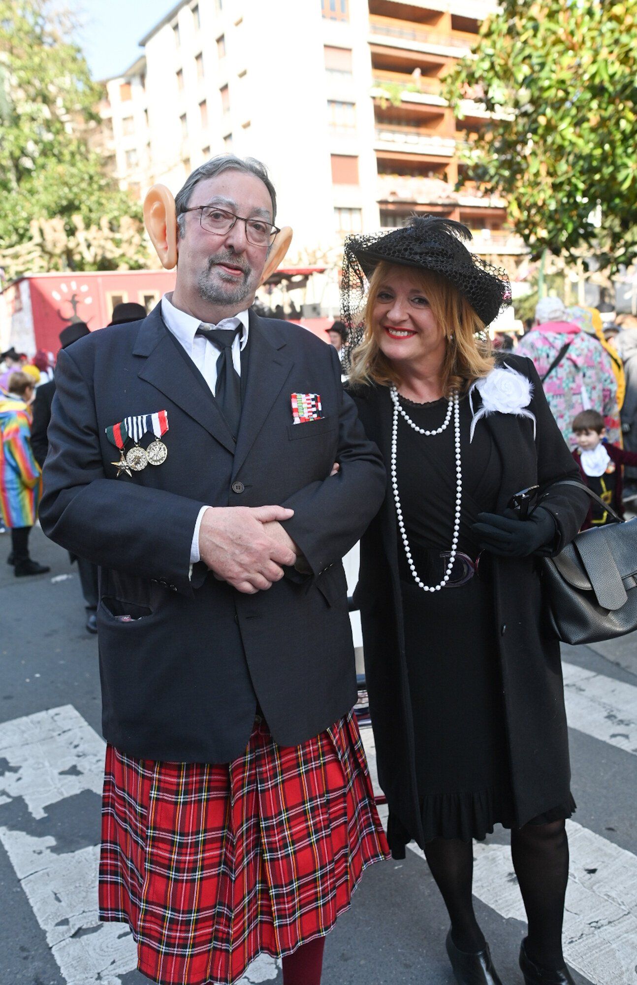 El 'orejas' Carlos III, junto a Camila Parker.