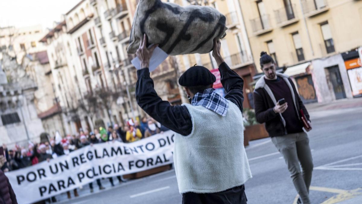 La entrega de 'carbón' de la Policía Foral a Remírez