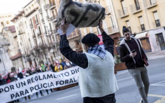 La entrega de 'carbón' de la Policía Foral a Remírez