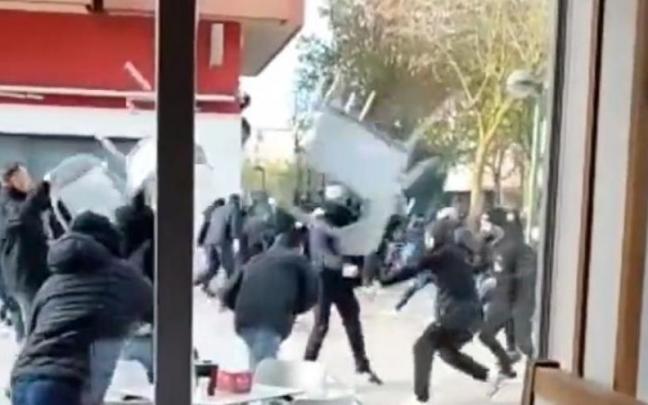 La multitudinaria pelea entre los seguidores del Burgos y del Real Zaragoza.