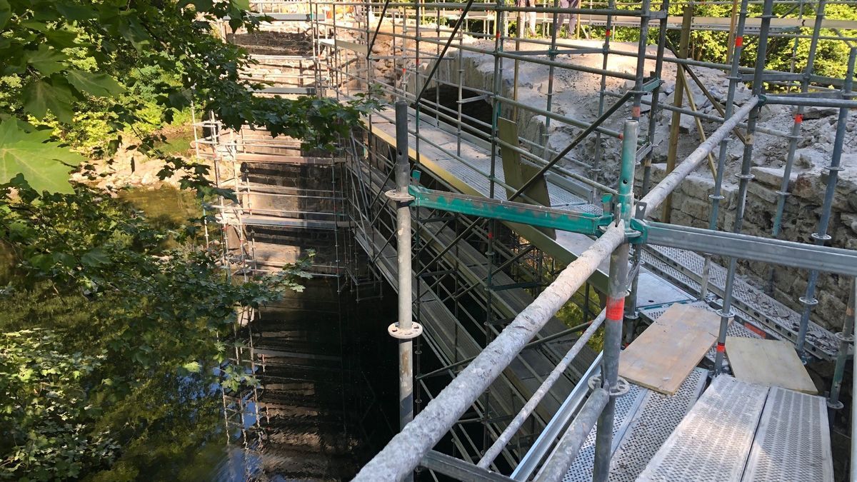 El puente de Bereau con el andamiaje que se ha colocado para la realización de las obras.