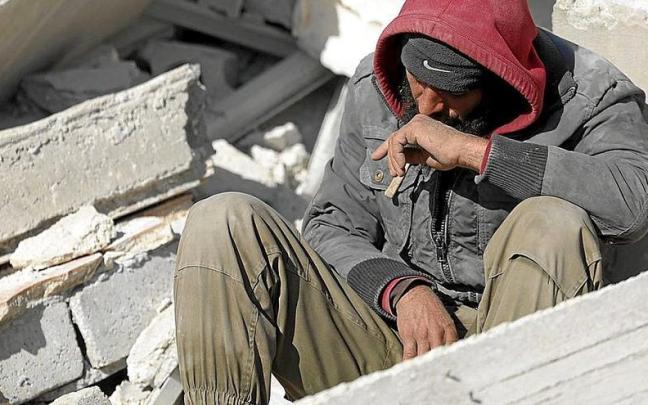 Un hombre llora entre los escombros de su casa en la zona siria rebelde de Idlib.