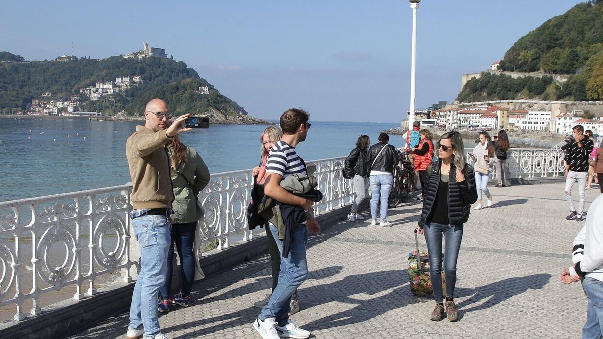 Turistas paseando por la playa de La Concha de Donostia