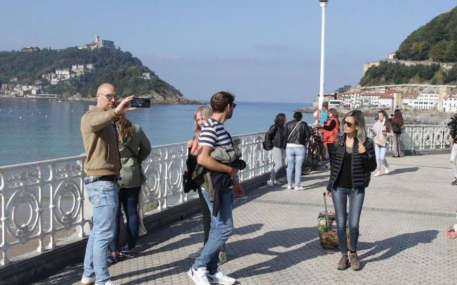 Turistas paseando por la playa de La Concha de Donostia
