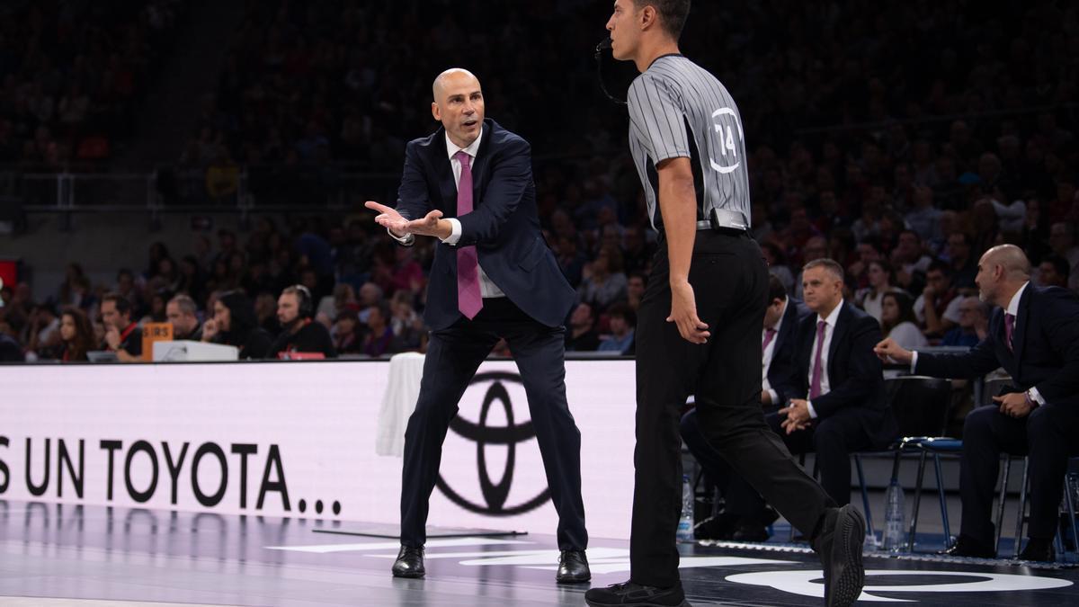 Joan Peñarroya pide explicaciones a un árbitro, durante un partido