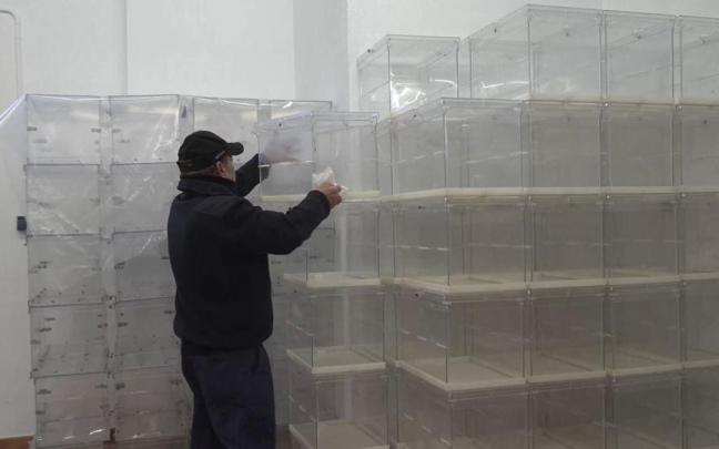 Imagen de uno de los trabajadores con las urnas Imagen de uno de los trabajadores con las urnas