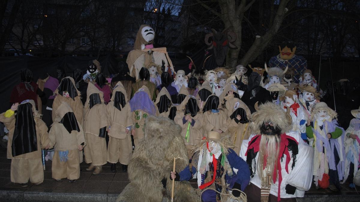 Harrigorria Dantza Taldea celebra 25 años del Carnaval del kako y la barrena