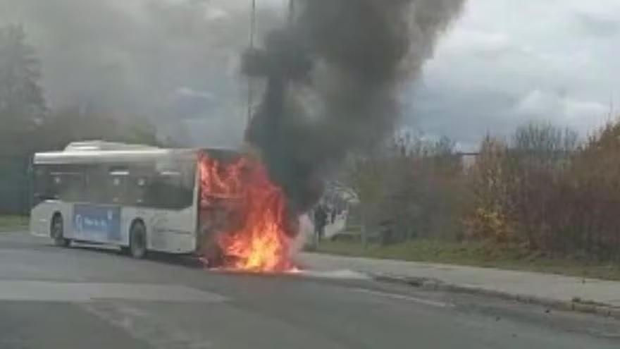 Autobús ardiendo el pasao 13 de diciembre en Lermandabide