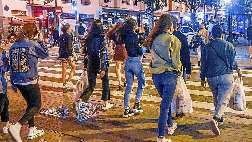 Jóvenes se dirigen a hacer botellón. | FOTO: JOSÉ MARI MARTÍNEZ