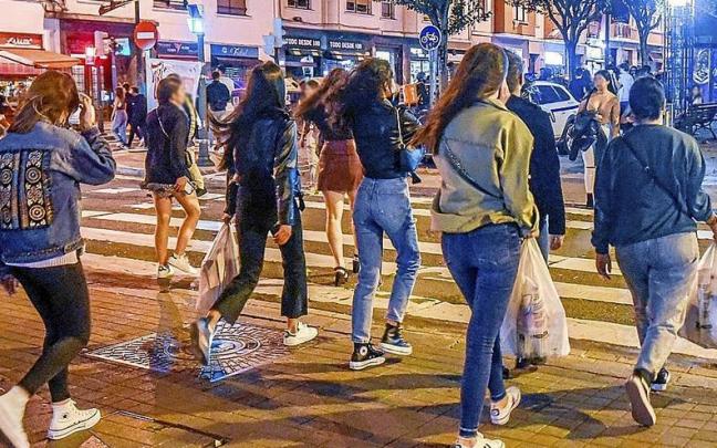 J&oacute;venes se dirigen a hacer botell&oacute;n. | FOTO: JOS&Eacute; MARI MART&Iacute;NEZ