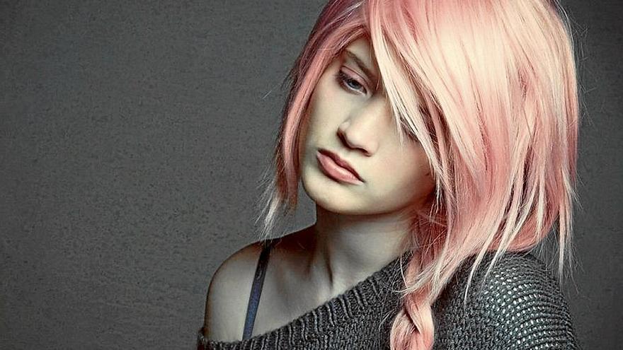 La mezcla de tonos naturales con morados, azules y rosas brillantes se denomina cabello Géminis.