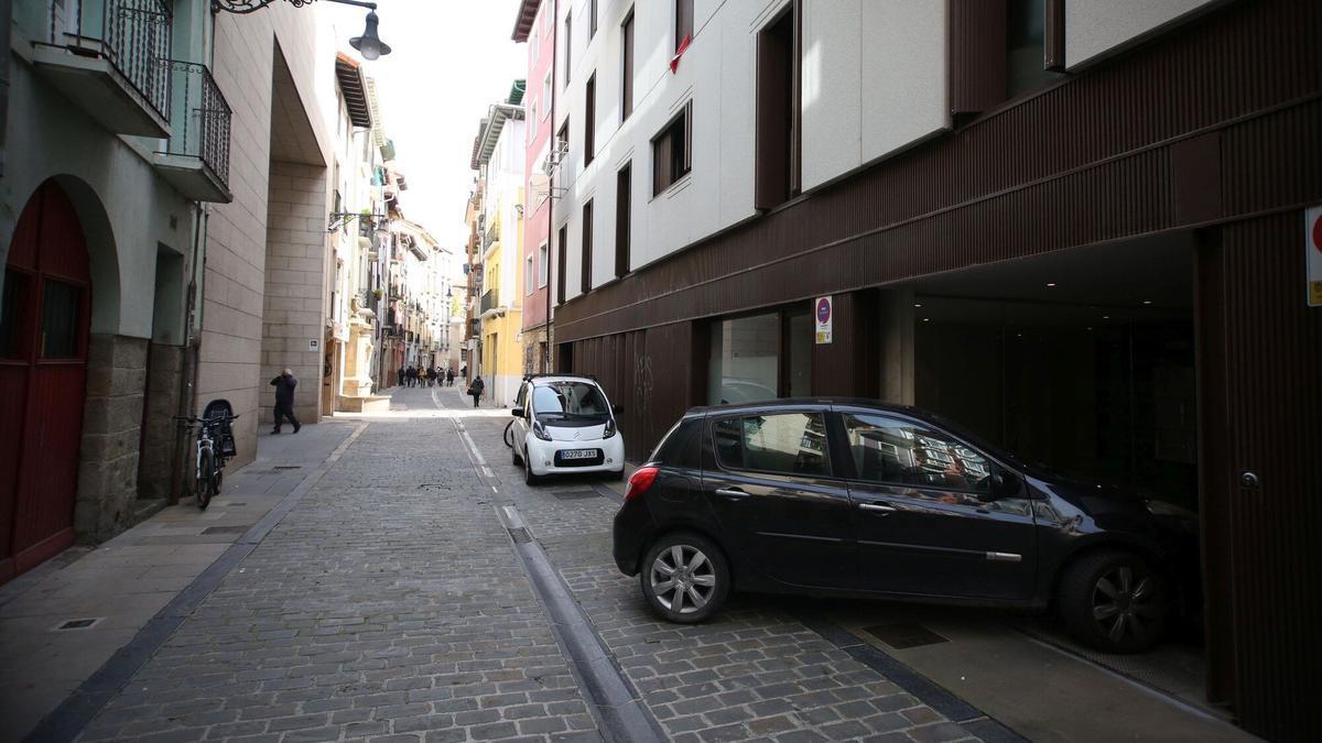 Un vehículo entrando en el garaje de un edificio rehabilitado en Descalzos