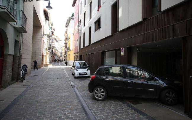 Un vehículo entrando en el garaje de un edificio rehabilitado en Descalzos