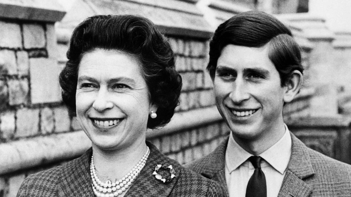 Carlos III junto a Isabel II en una imagen de archivo.