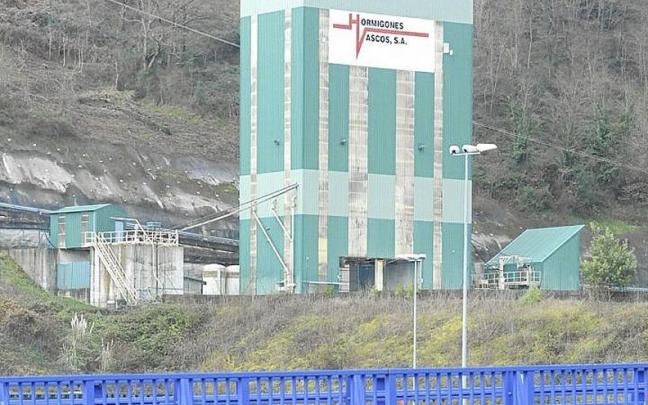 Vista de la planta de cemento en la zona de El Peñascal.