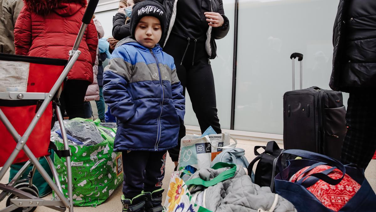Un niño refugiado, junto al equipaje, a su llegada a Madrid.