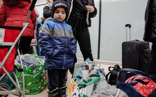 Un niño refugiado, junto al equipaje, a su llegada a Madrid. Un niño refugiado, junto al equipaje, a su llegada a Madrid.