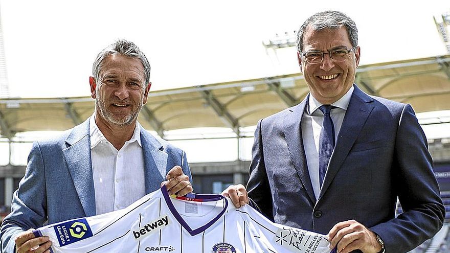 Philippe Montanier (entrenador) y Damien Comolli (presidente), la semana pasada tras la renovación del técnico hasta 2024. | FOTO: TFC