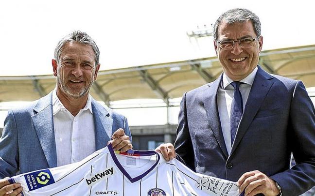 Philippe Montanier (entrenador) y Damien Comolli (presidente), la semana pasada tras la renovaci&oacute;n del t&eacute;cnico hasta 2024. | FOTO: TFC