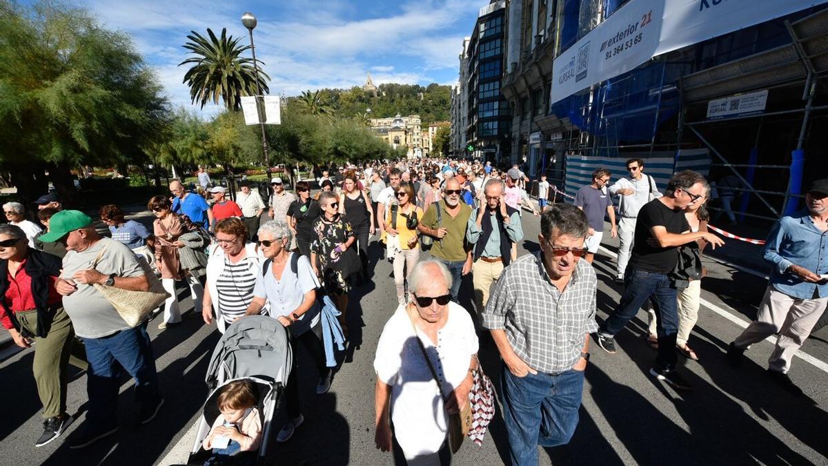 La manifestación para denunciar el desmantelamiento de Onkologikoa atraviesa Alderdi Eder